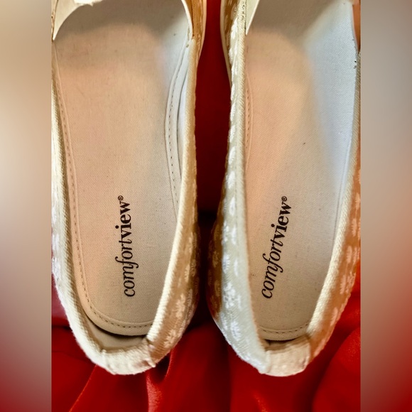 Comfortview Athletic Dottie Beige & White Eyelet Canvas Sneaker/Loafer, Size 10W - Picture 6 of 7